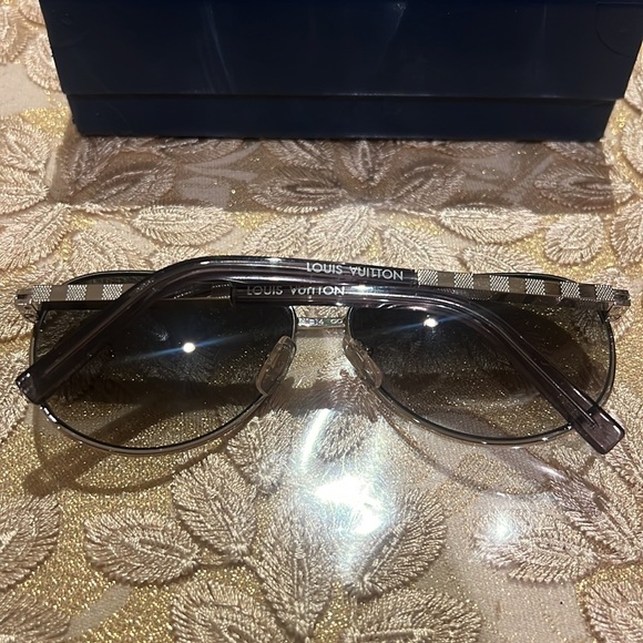 Louis Vuitton - Picture 3 of 4